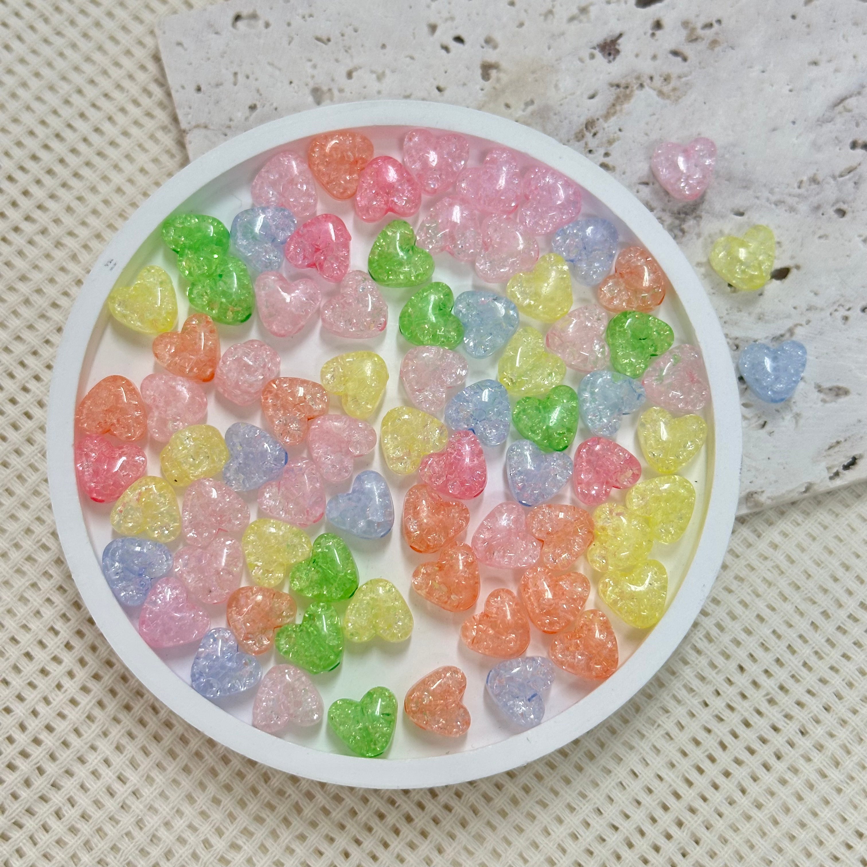 AB Beads: 10 mm doorschijnende hartjes met barstjes (diverse kleuren) AB Beads: 10 mm doorschijnende hartjes met barstjes (diverse kleuren)