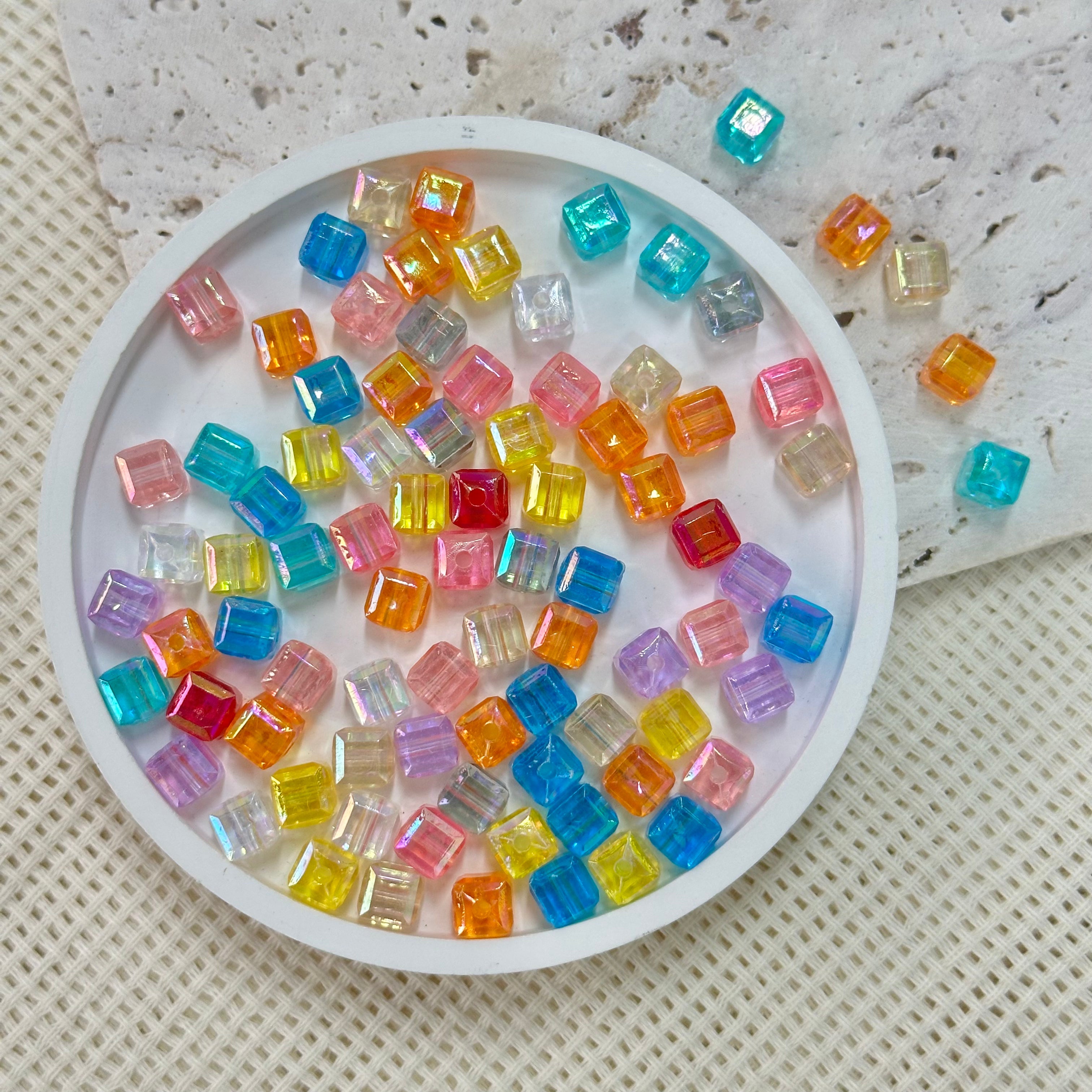 AB-kralen: 7 mm doorschijnende vierkantjes (diverse kleuren) AB-kralen: 7 mm doorschijnende vierkantjes (diverse kleuren)