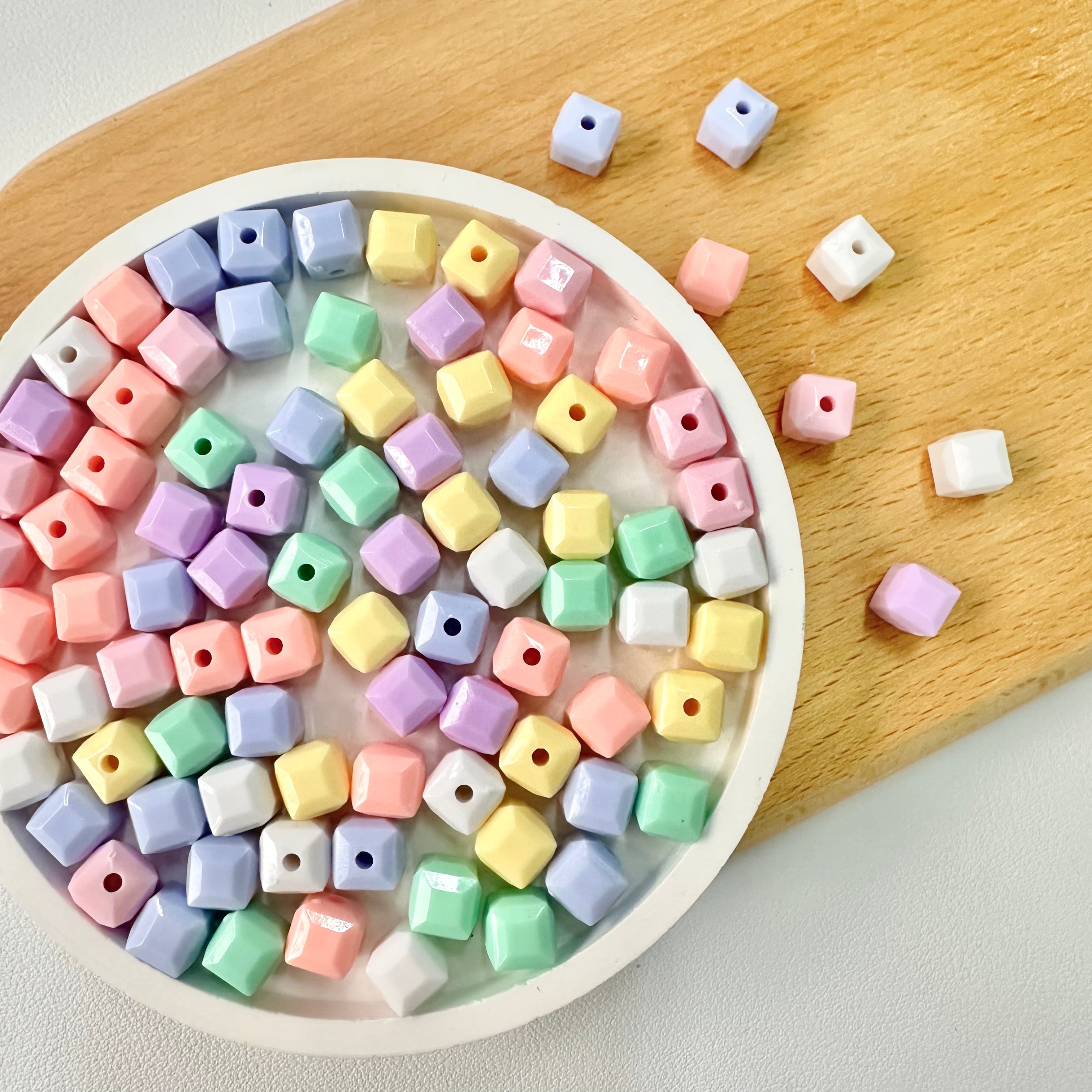 AB-kralen: 7 mm pastelkleurige vierkantjes (diverse kleuren) AB-kralen: 7 mm pastelkleurige vierkantjes (diverse kleuren)